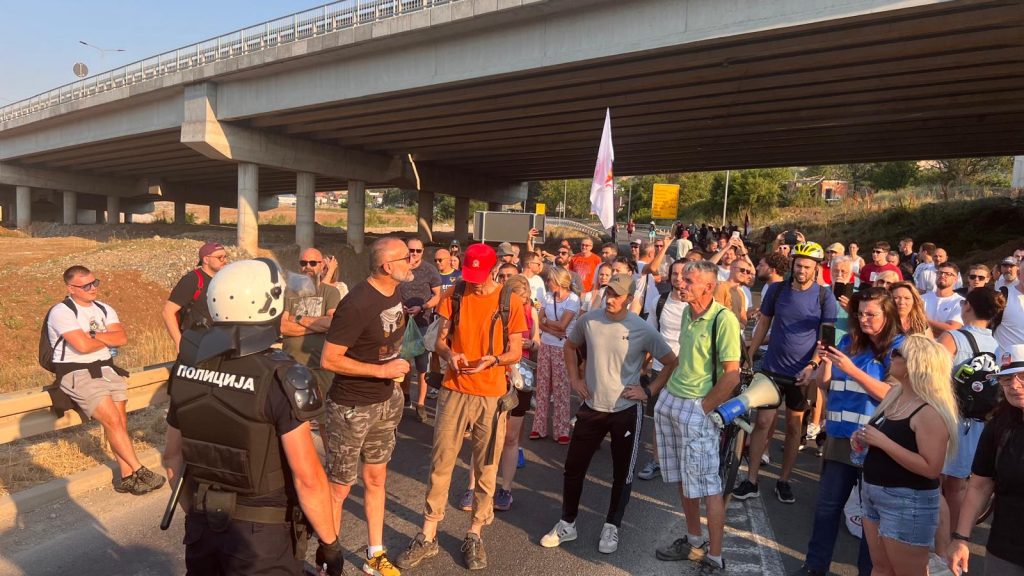 Blokada prilaza napratnoj rampi u Pakovraću