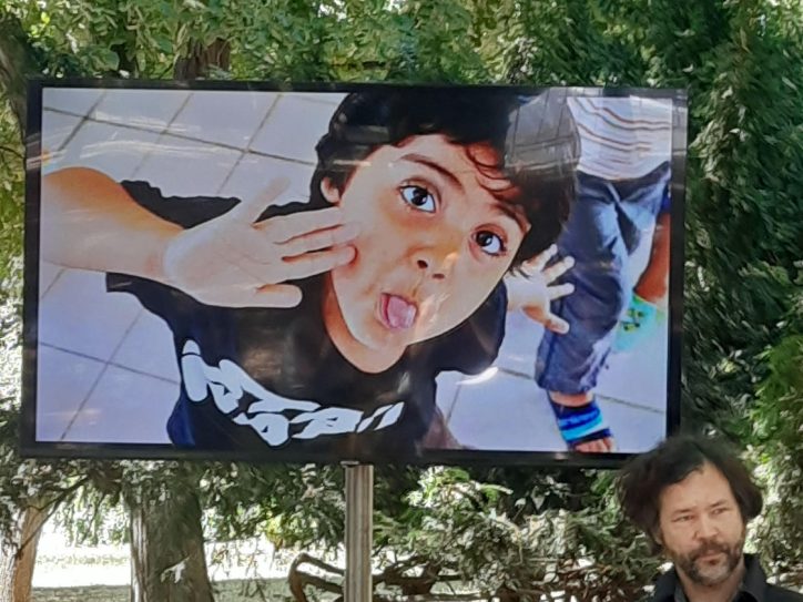 BILA JE VESELA DEVOJČICA: Madina (na posteru) i Ivan Sršen