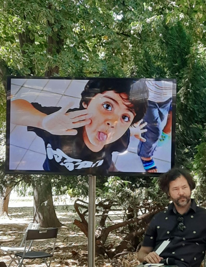 BILA JE VESELA DEVOJČICA: Madina (na posteru) i Ivan Sršen
