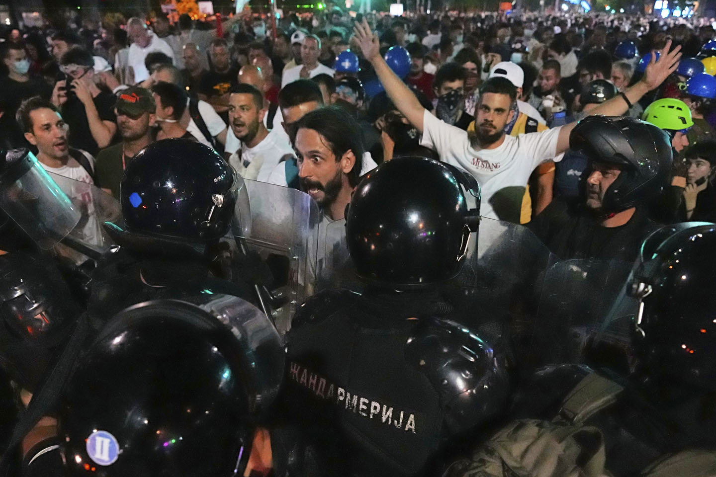 Neredi na ulicama Beograda tokom protesta 