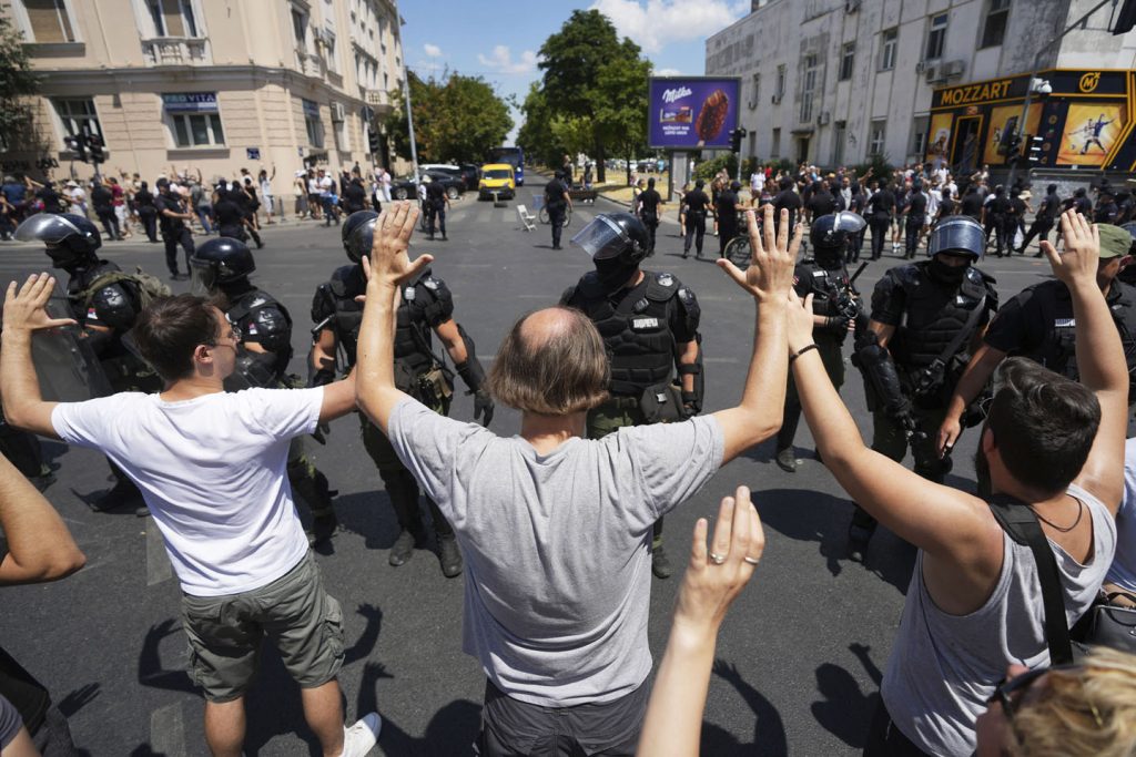 Policija i građani.na blokadi u Zemunu