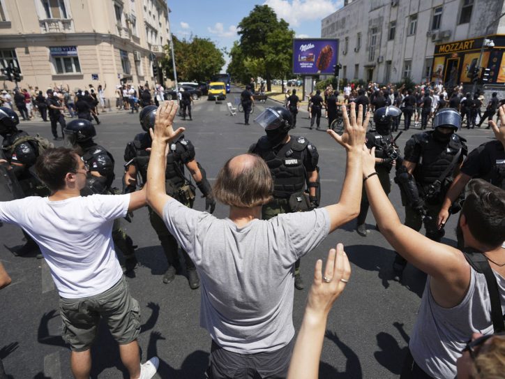 Policija i građani.na blokadi u Zemunu