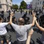 Policija i građani.na blokadi u Zemunu