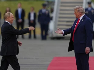 Donald Tramp i Vladimir Putin: Srdačni pozdravi na crvenom tepihu