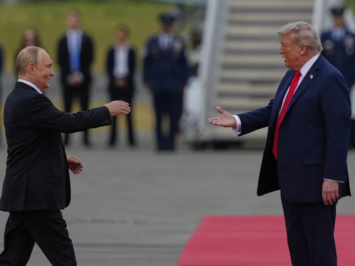 Donald Tramp i Vladimir Putin: Srdačni pozdravi na crvenom tepihu