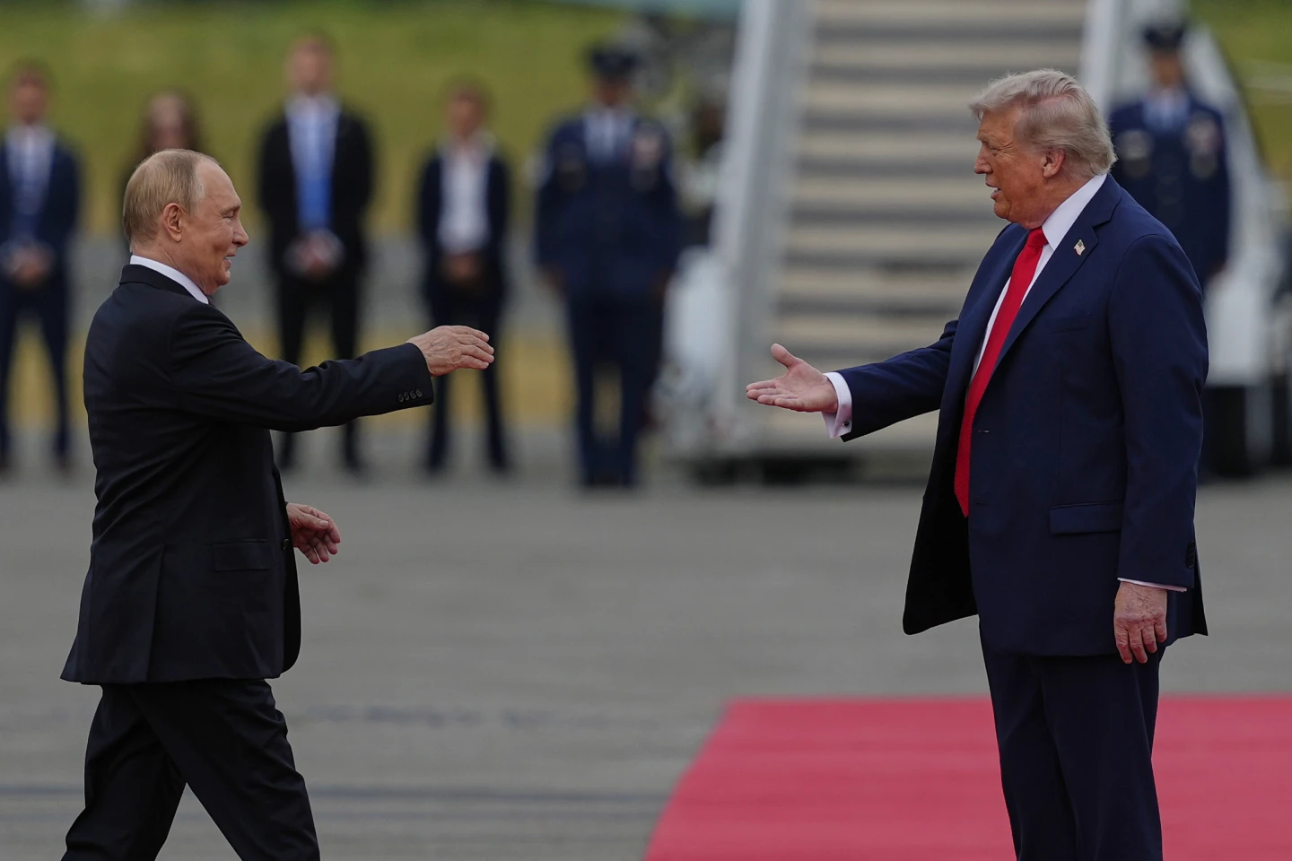 Donald Tramp i Vladimir Putin: Srdačni pozdravi na crvenom tepihu