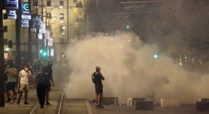 Dim: Suzavac, dimna bomba ili nešto treće?