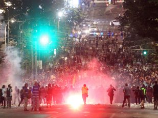 Eskalacija protesta u Beogradu: Sukobi demonstranata, policije i batinaša