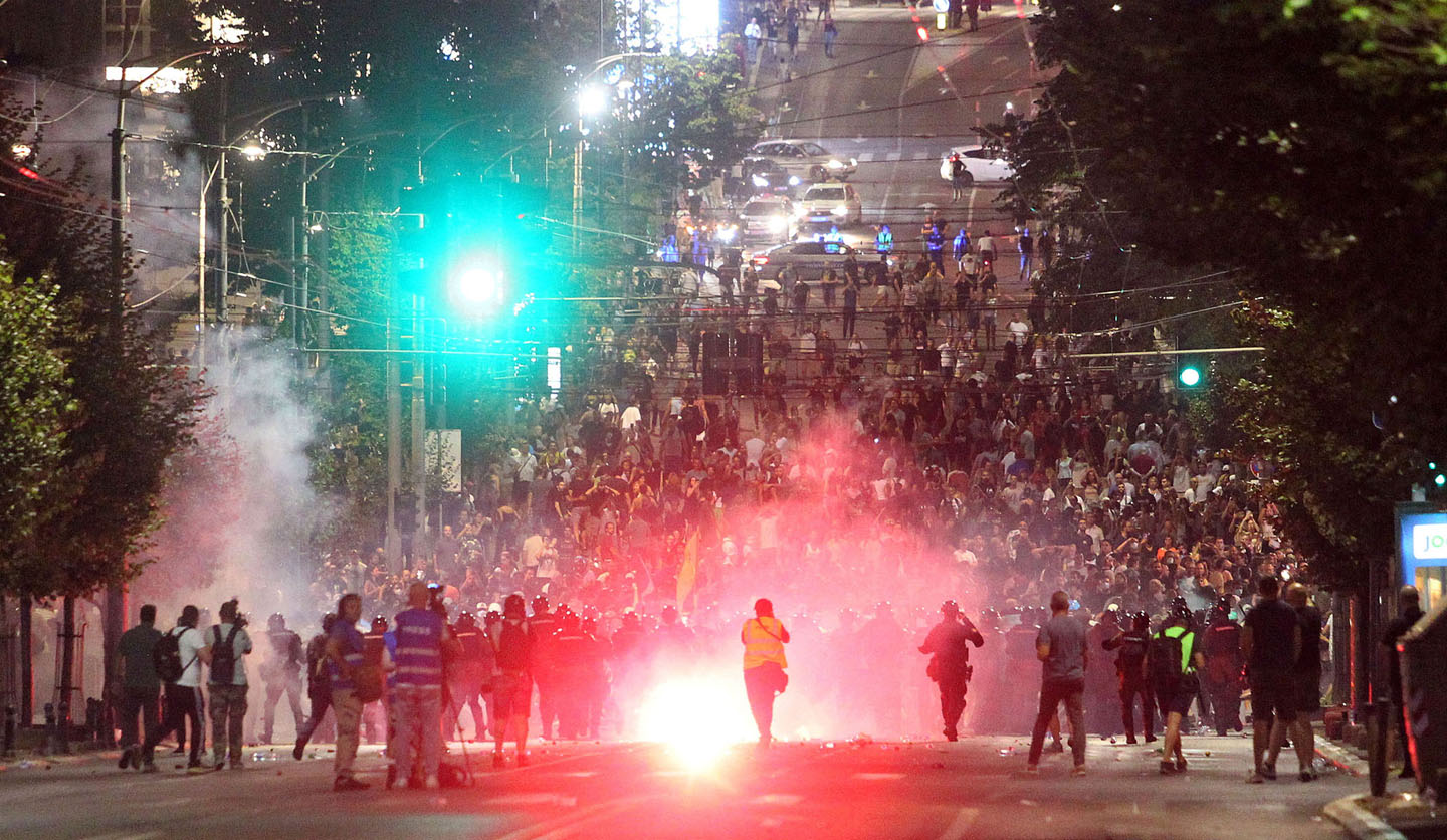 Eskalacija protesta u Beogradu: Sukobi demonstranata, policije i batinaša