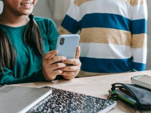 Zabrana mobilnih telefona u školama: Funkcionalno ili ne?
