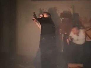 Hitac u vazduh: Pripadnik „Kobri“ sa pištoljem