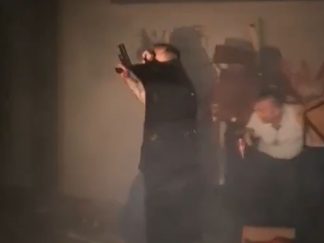 Hitac u vazduh: Pripadnik „Kobri“ sa pištoljem