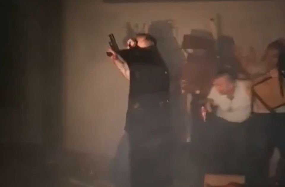 Hitac u vazduh: Pripadnik „Kobri“ sa pištoljem