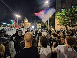 Niko od nas nema prava na odustajanje od slobode. Neprihvatljivo je klonuti duhom. Neprihvatljivo je napuštanje poslednje linije odbrane.