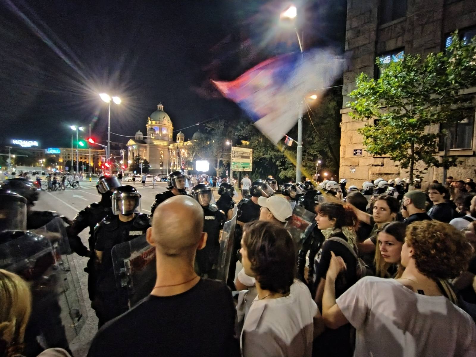 Niko od nas nema prava na odustajanje od slobode. Neprihvatljivo je klonuti duhom. Neprihvatljivo je napuštanje poslednje linije odbrane.