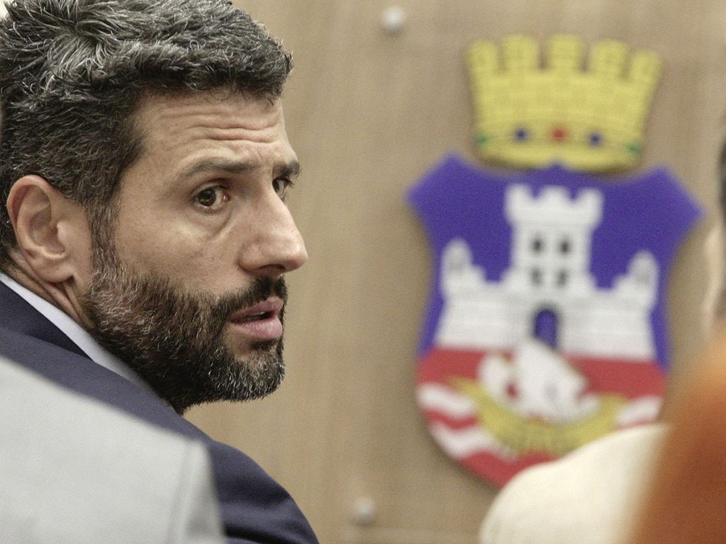 Formalni gradonačelnik Beograda Aleksandar Šapić bavi se kružnim tokovima. Dok je grad u haosu, i sam Šapić hvata krug – može se videti jedino na vaterpolu.