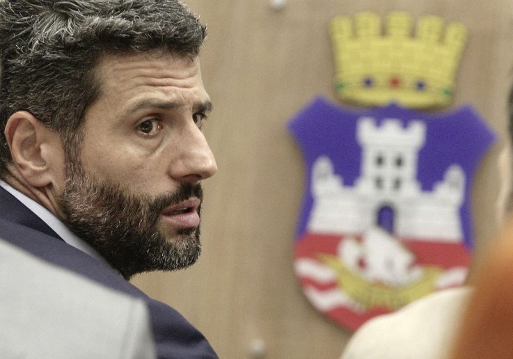 Formalni gradonačelnik Beograda Aleksandar Šapić bavi se kružnim tokovima. Dok je grad u haosu, i sam Šapić hvata krug – može se videti jedino na vaterpolu.