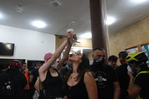 Ispiranje očiju na protestu u Novom Sadu