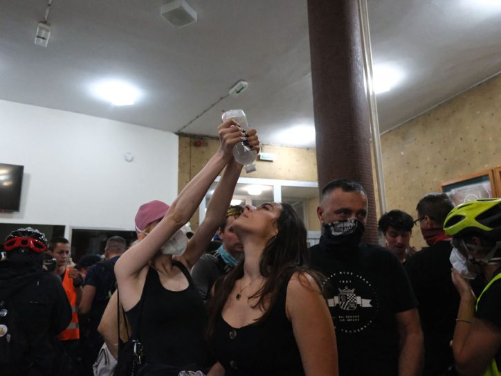 Ispiranje očiju na protestu u Novom Sadu