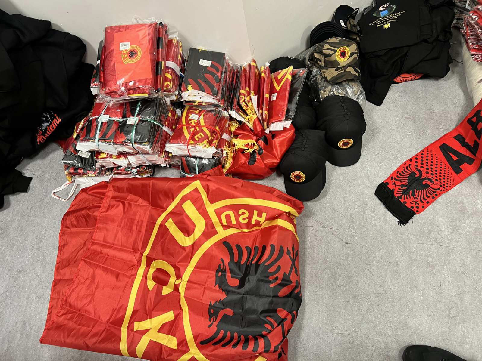 Albanske zastave, kačketi i šalovi