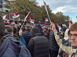Pristalice SNS sa zastavicama