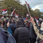Pristalice SNS sa zastavicama