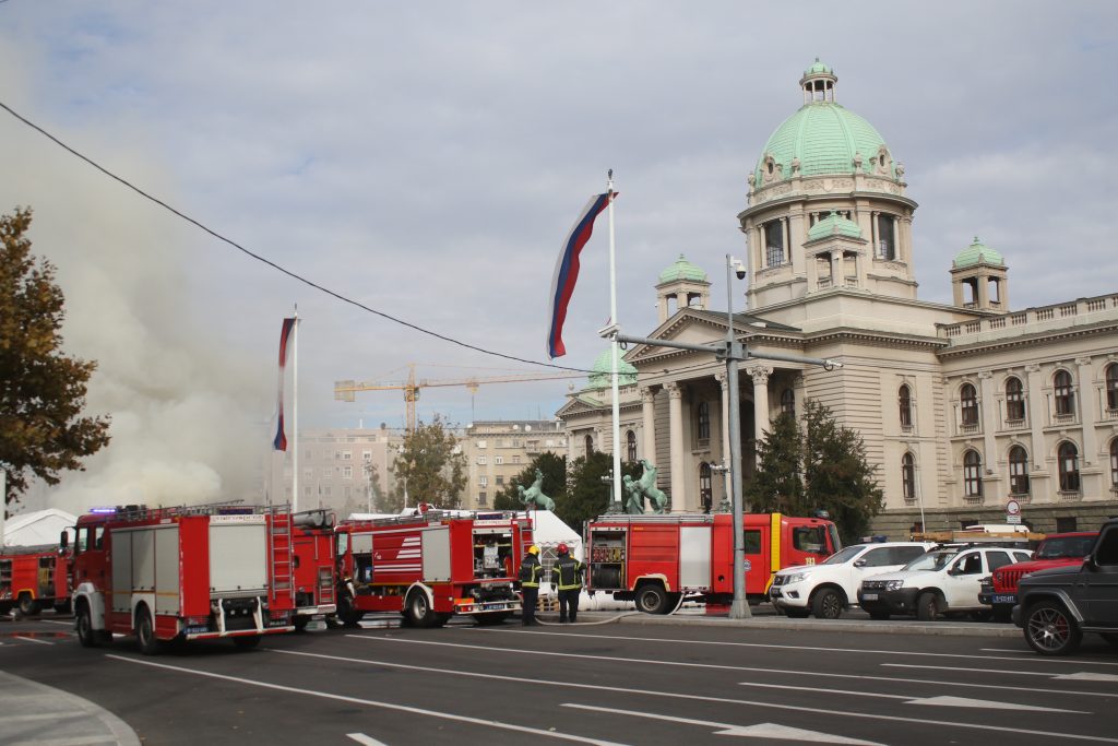 U incidentu u Ćacilendu upucan je jedan čovek i zapaljen šator.