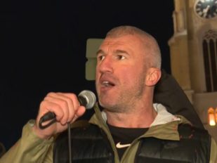 Miša Bačulov s mikrofonom na protestu