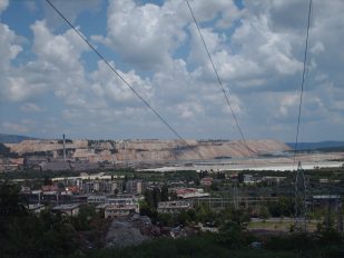 Region Bora je opisan kao „žrtvovana zona“, odnosno područje koje je izuzetno kontaminirano i u kojem ranjive grupe snose nesrazmerno veliki teret zagađenja životne sredine