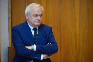 Generalni direktor RTS-a Dragan Bujošević u sakou, sa kravatom i prekršetnim rukama
