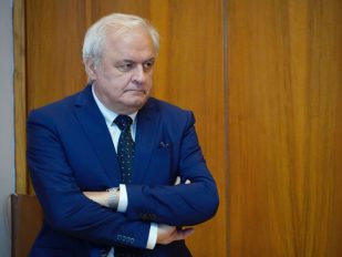 Generalni direktor RTS-a Dragan Bujošević u sakou, sa kravatom i prekršetnim rukama