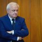 Generalni direktor RTS-a Dragan Bujošević u sakou, sa kravatom i prekršetnim rukama