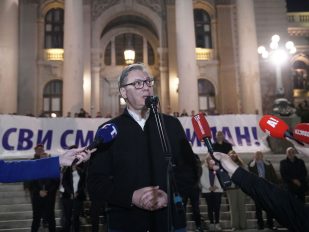 Vučić ispred Skupštine