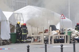 Vatrogasci gase požar u šatorima u Ćacilendu nakon pucnjave u kojoj je napadač V. A. ranio jednog čoveka