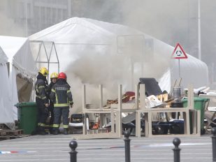 Vatrogasci gase požar u šatorima u Ćacilendu nakon pucnjave u kojoj je napadač V. A. ranio jednog čoveka