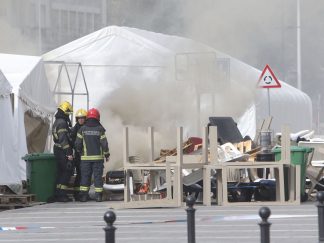 Vatrogasci gase požar u šatorima u Ćacilendu nakon pucnjave u kojoj je napadač V. A. ranio jednog čoveka