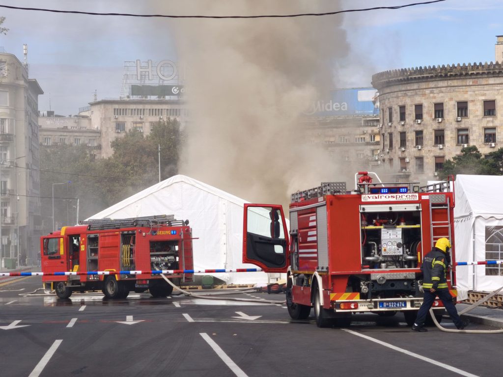 Jedan od šatora u Ćacilendu ispred Doma Narodne skupštine Srbije izgoreo je.