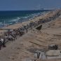 Raseljeni Palestinci kreću se uz obalu ka severnom delu Pojasa Gaze