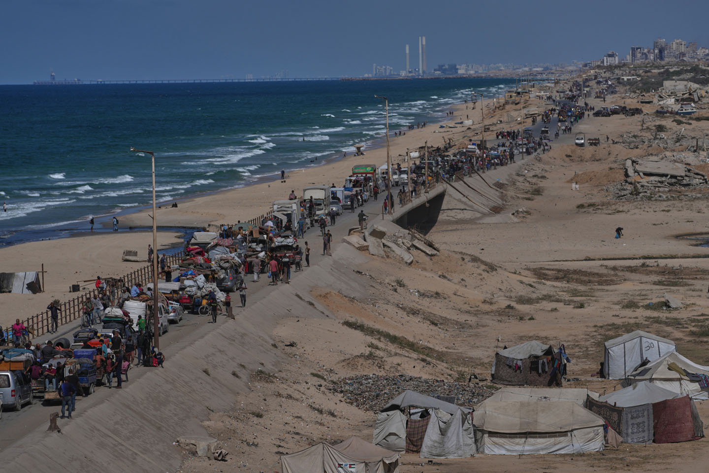 Raseljeni Palestinci kreću se uz obalu ka severnom delu Pojasa Gaze