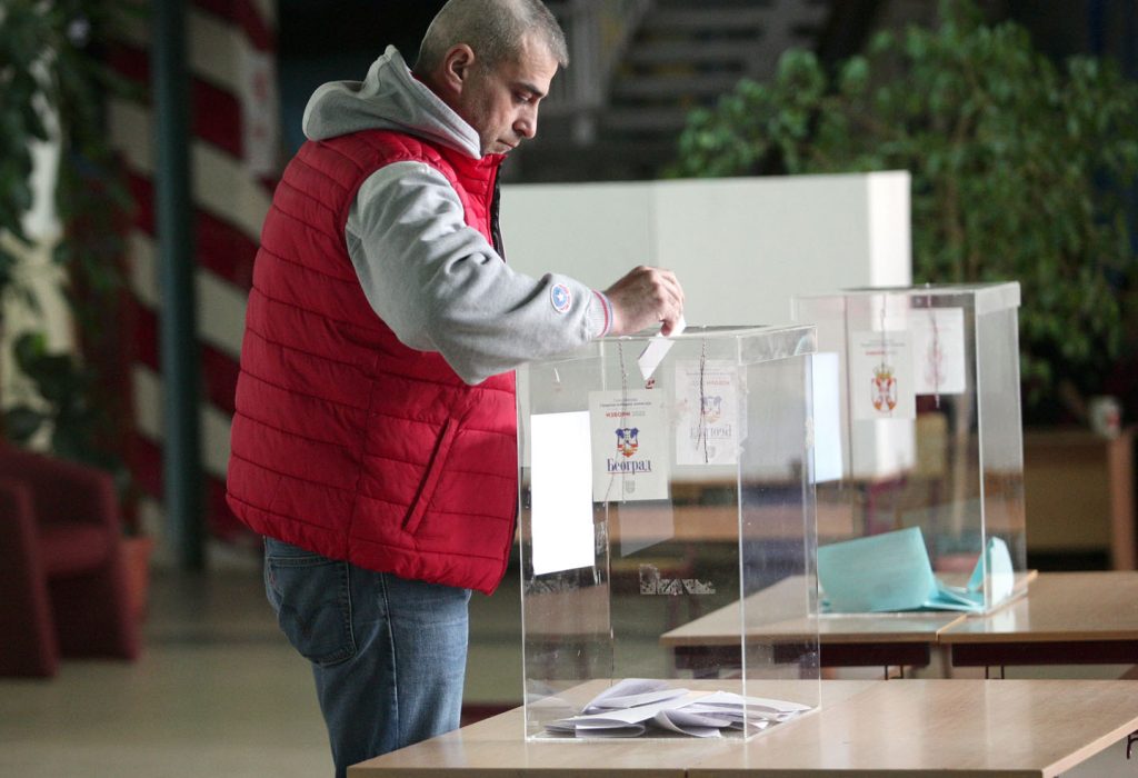 Građanin ubacuje glasački listić na izborima u Srbiji.