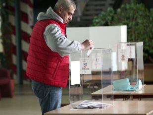 Građanin ubacuje glasački listić na izborima u Srbiji.