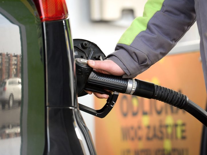 Točenje goriva na benzinskoj pump