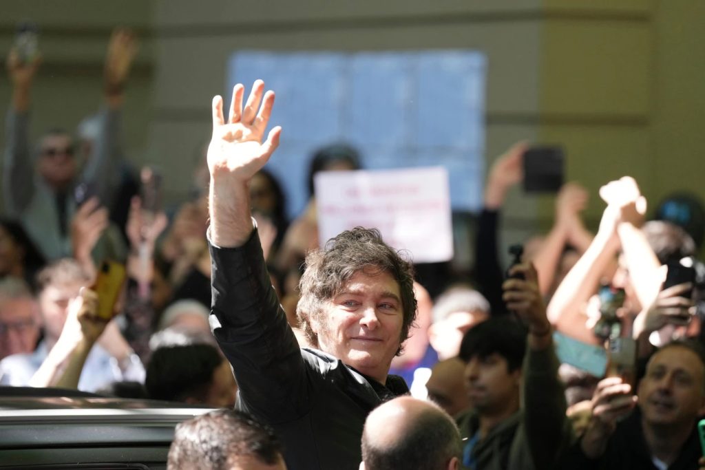 Argentinski predsednik Havijer Mileij maše pristalicama nakon glasanja naizborima za zakonodavna tela u Buenos Ajresu, 26. oktobra 2025. godine.