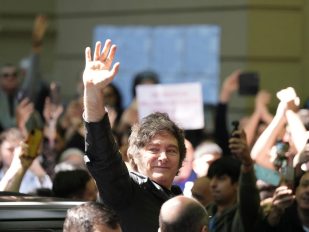 Argentinski predsednik Havijer Mileij maše pristalicama nakon glasanja naizborima za zakonodavna tela u Buenos Ajresu, 26. oktobra 2025. godine.