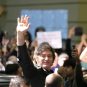 Argentinski predsednik Havijer Mileij maše pristalicama nakon glasanja naizborima za zakonodavna tela u Buenos Ajresu, 26. oktobra 2025. godine.