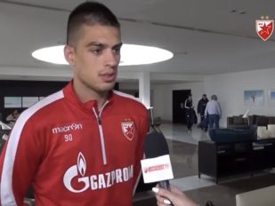 Bivši fudbaler Crvene zvezde Vujadin Savić daje intervju za televiziju