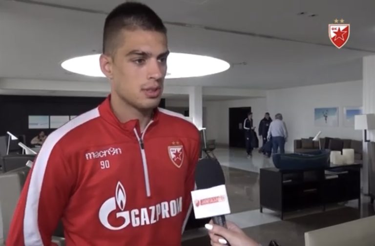 Bivši fudbaler Crvene zvezde Vujadin Savić daje intervju za televiziju