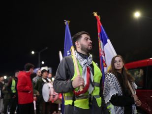 Kragujevčani su na prepunom Trgu vojvode Radomira Putnika dočekali studente Državnog univerziteta Novog Pazara i njihove sugrađane koji pešače ka Novom Sadu.