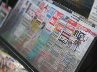 Štampa na kiosku. Dnevna i nedeljna izdanja novina.