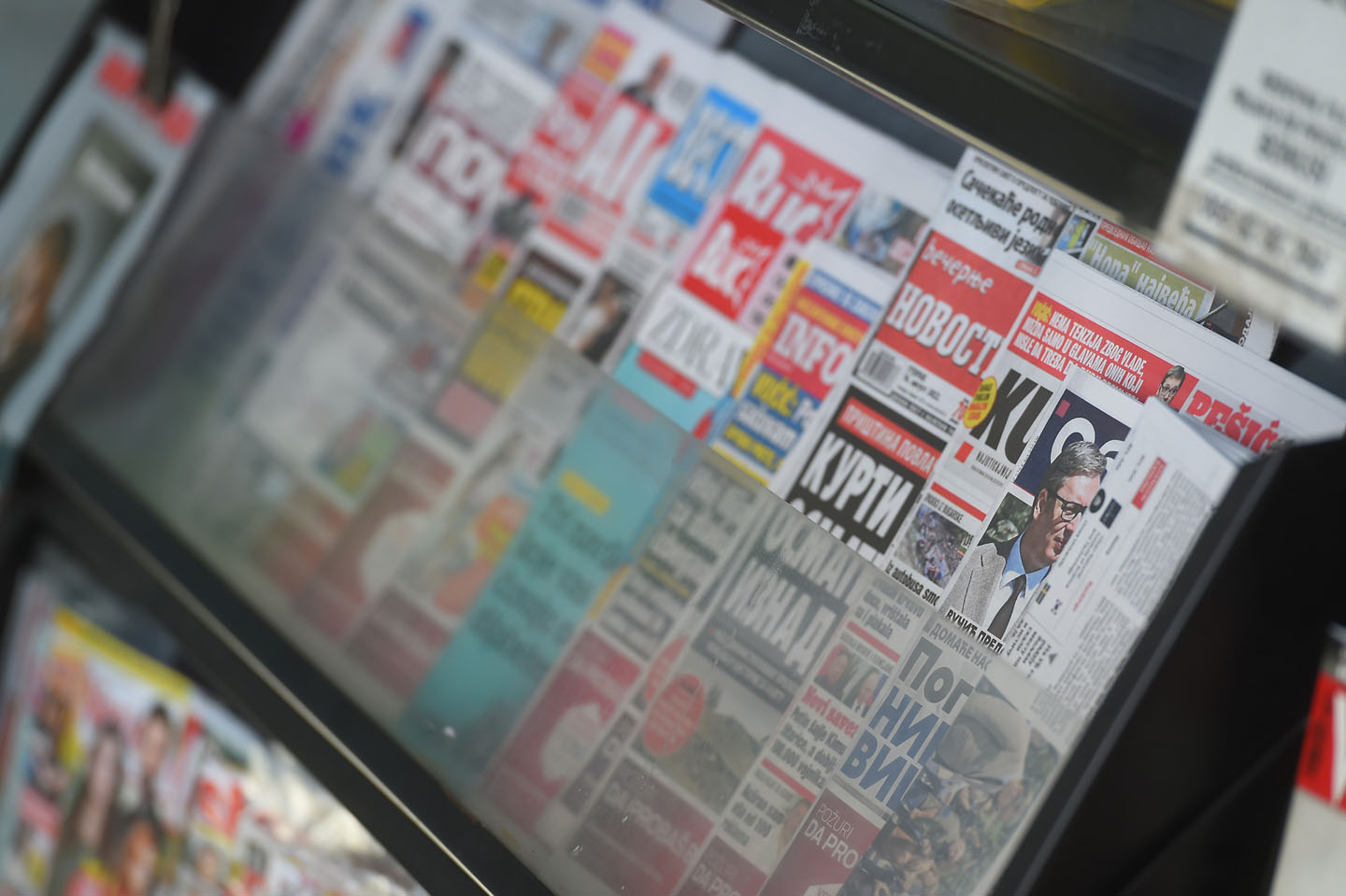 Štampa na kiosku. Dnevna i nedeljna izdanja novina.